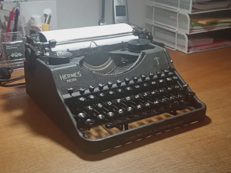 Picture of a typewriter
