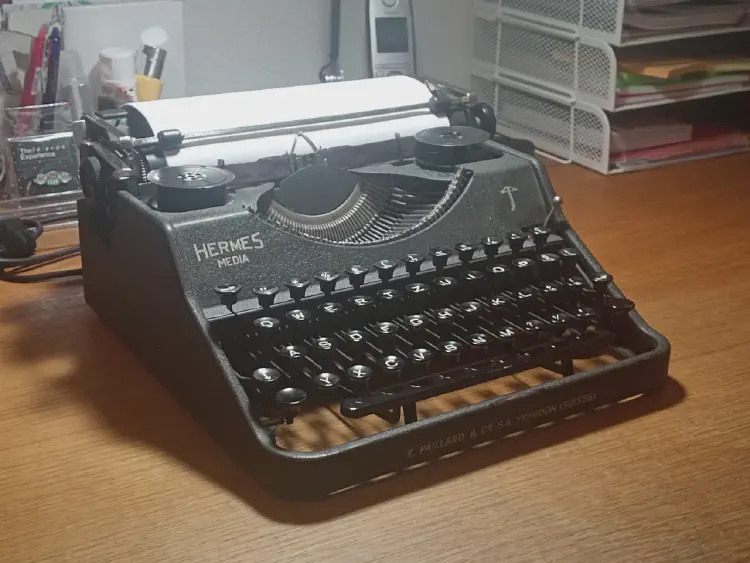 Picture of a typewriter